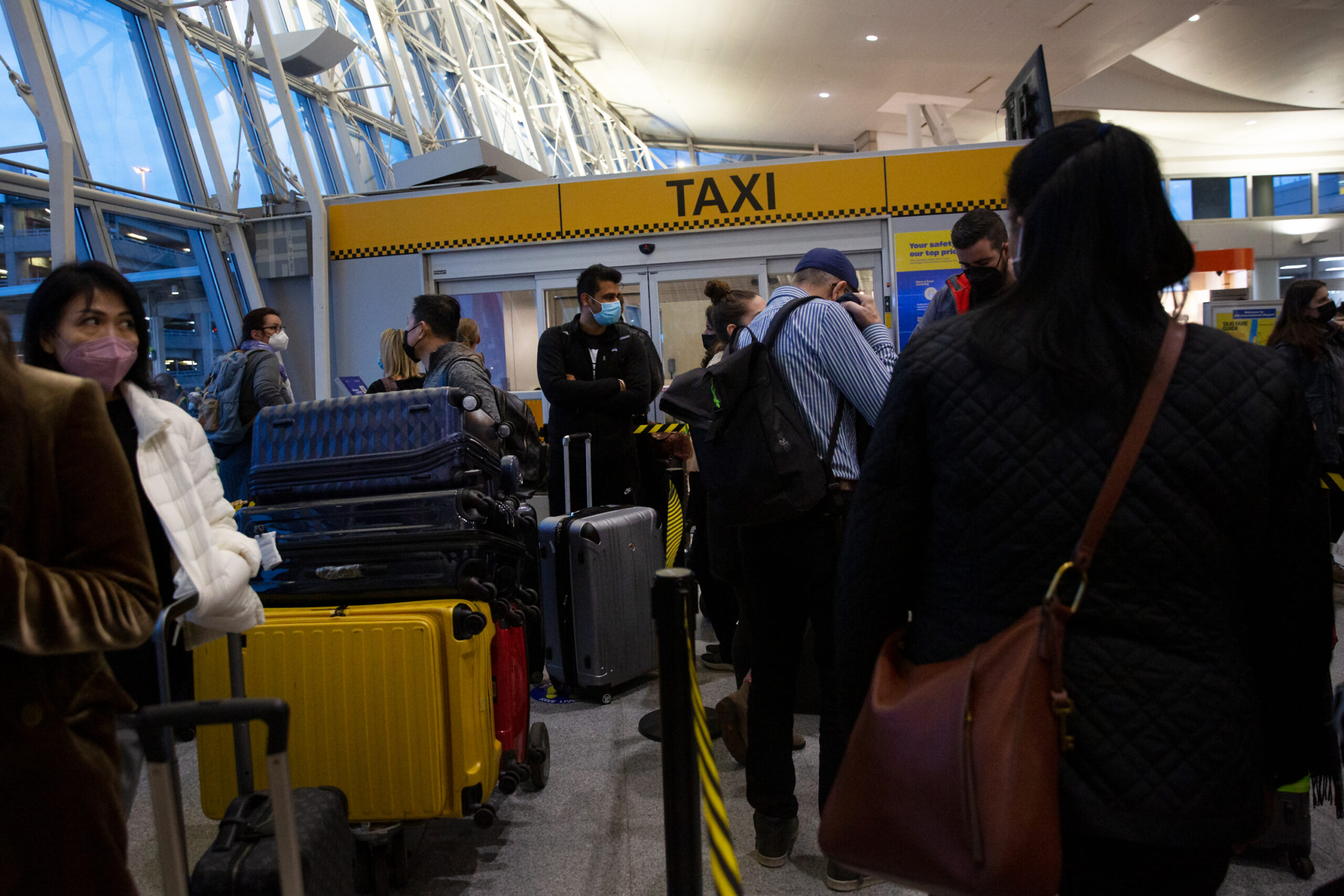 Runway to Taxi Gets Longer as Cab Shortage Hits Thanksgiving Airport Travelers