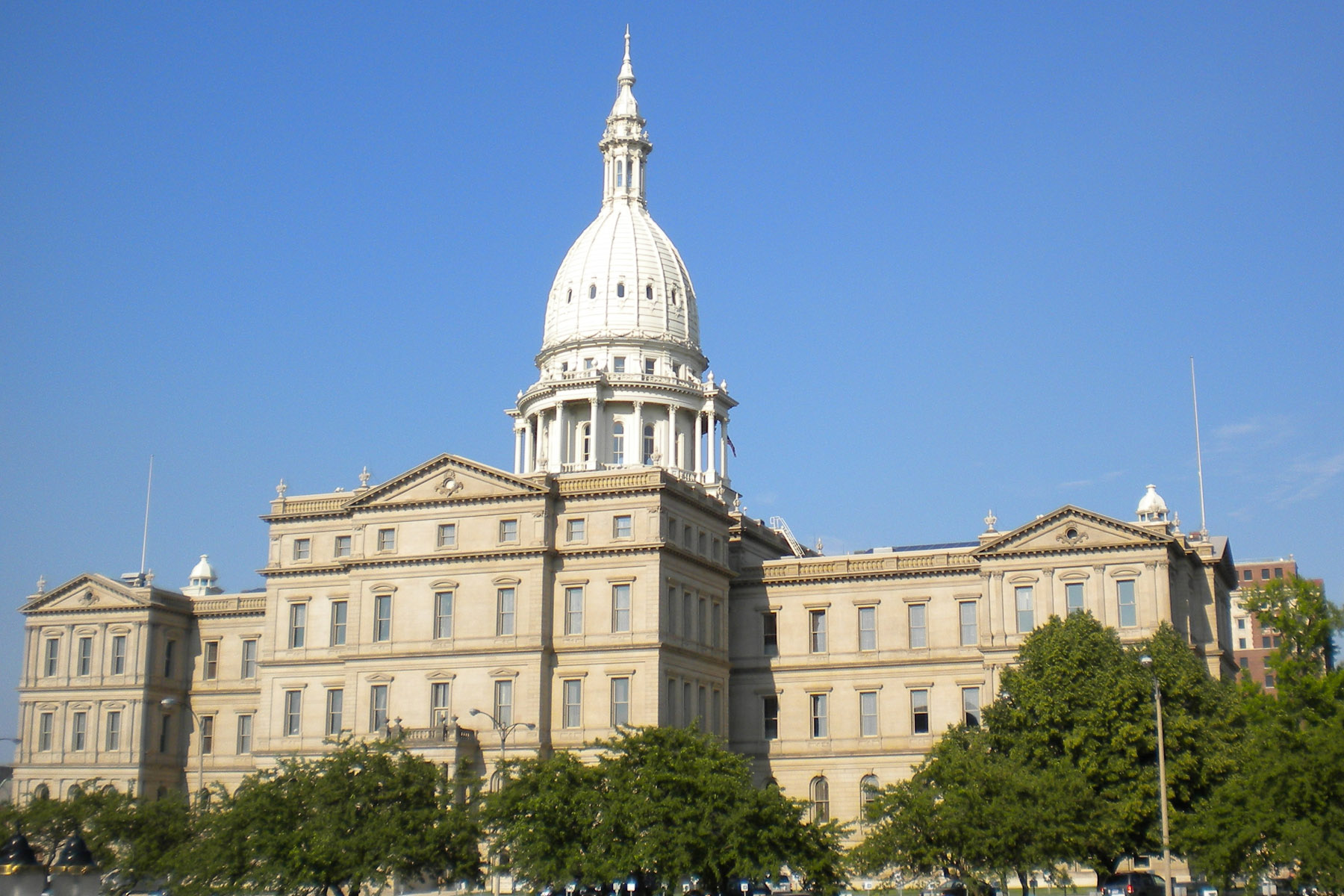 Michigan Senate Oks bill to drop personal, corporate tax rate to 3.9%