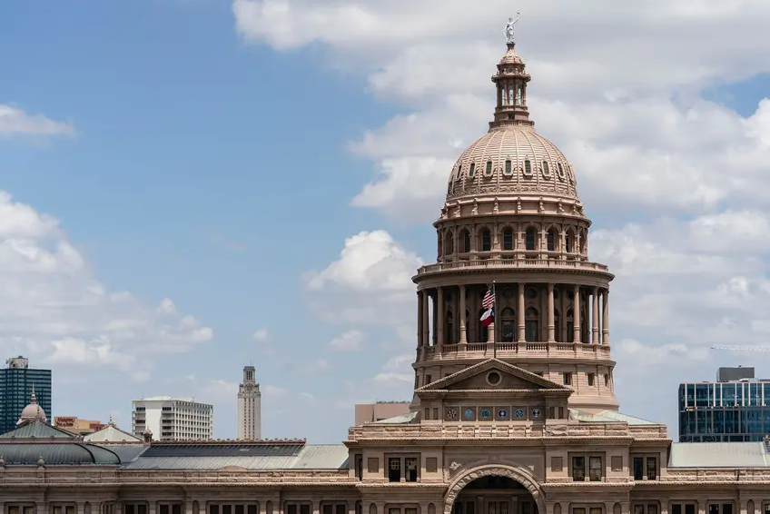Texas warns firms they could lose state contracts for divesting from fossil fuels
